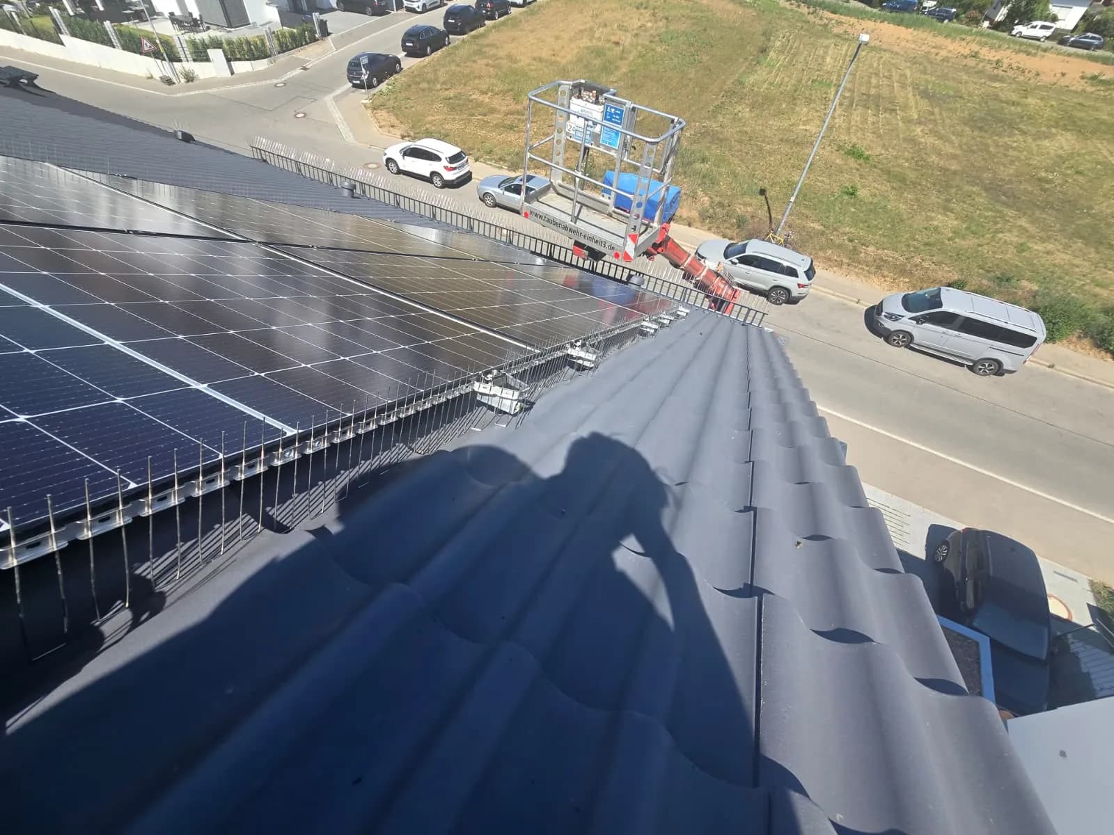 Taubenabwehr Photovoltaik, Schutzgitter um Solarmodule auf einem Ziegeldach